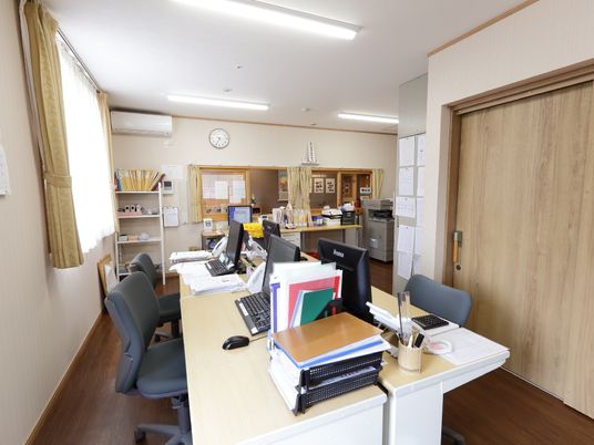 事務所のデスクと棚