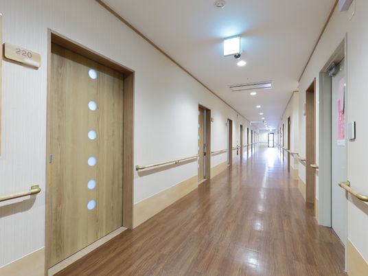 明るく広い廊下