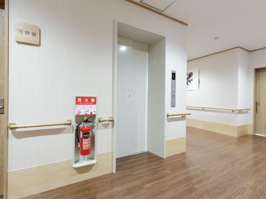 廊下とエレベーターの末尾