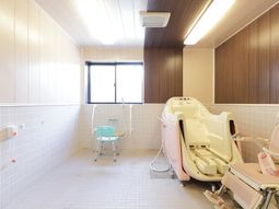 ケア用のきれいな浴室
