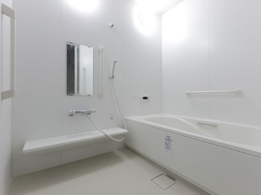 白い清潔な浴室