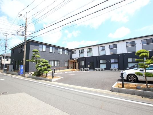 施設の外観と緑