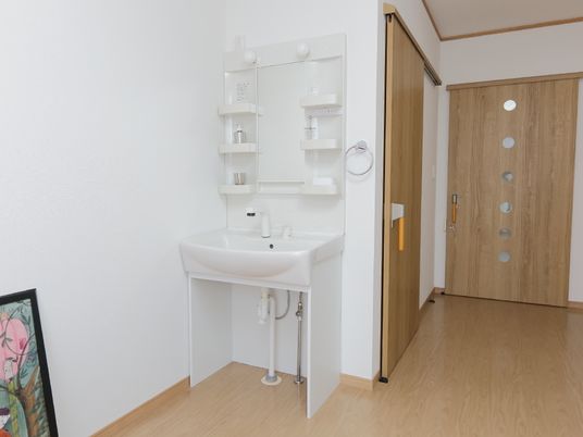 洗面台が付いた清潔な居室