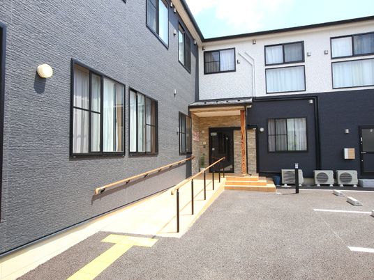 清潔感ある建物のエントランス