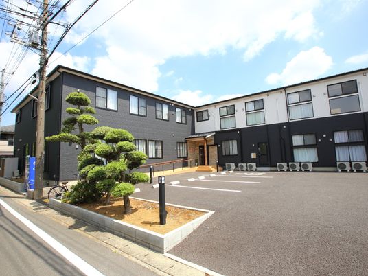 明るい日差しの外観