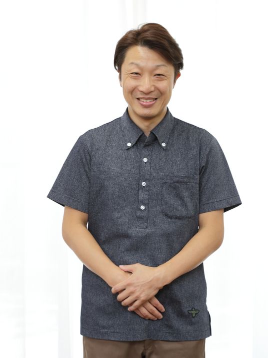 笑顔のスタッフ立ちポーズ