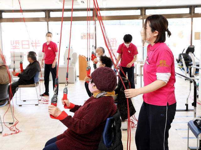 運動支援を受ける利用者 明るく広々とした空間で、専門の指導のもと、運動支援を受けている様子が伺えます。スタッフと利用者が一緒に取り組む姿は、働くやりがいを感じさせます。