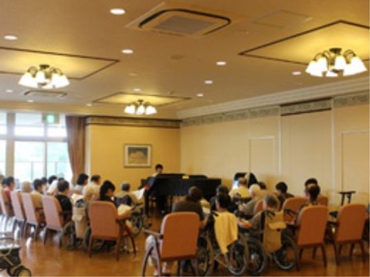 ピアノ演奏を聴く人々