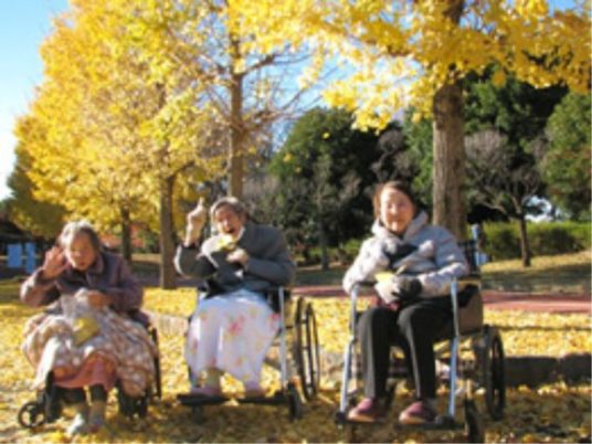 秋の中庭で過ごす人々