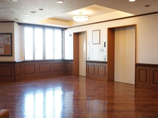 明るい廊下の風景