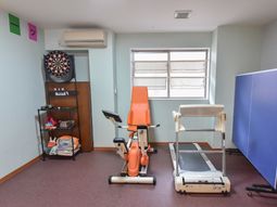 トレーニング機器のある室内