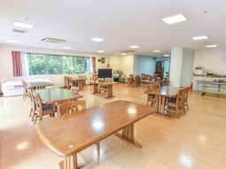 明るい共用ダイニング