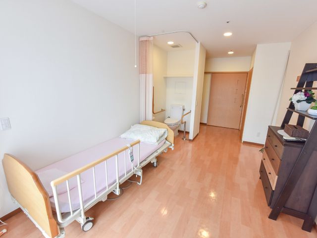 居室の整った快適空間 居室 機能的でゆったりした居室です。木目調の家具と床が温もりを感じさせ、快適な生活を支援します。