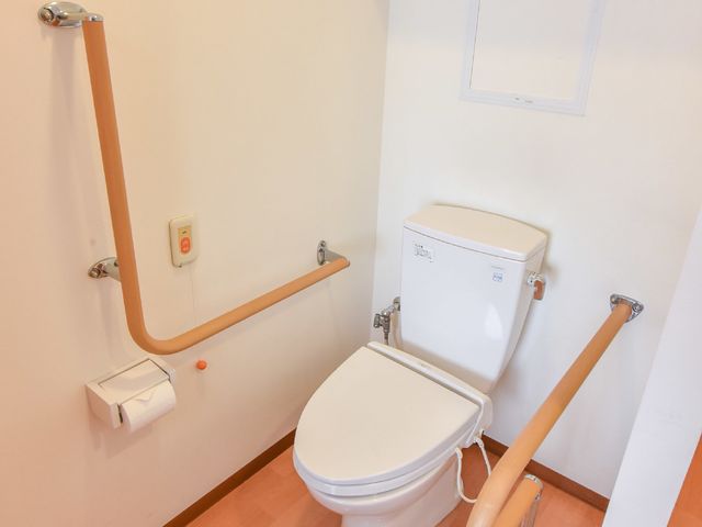 手すり付きの清潔なトイレ トイレ 安全に配慮した設計のトイレです。手すりが利用者の移動をサポートし、快適にご使用いただけます。