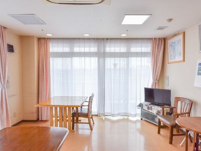 日の光差し込むリビング