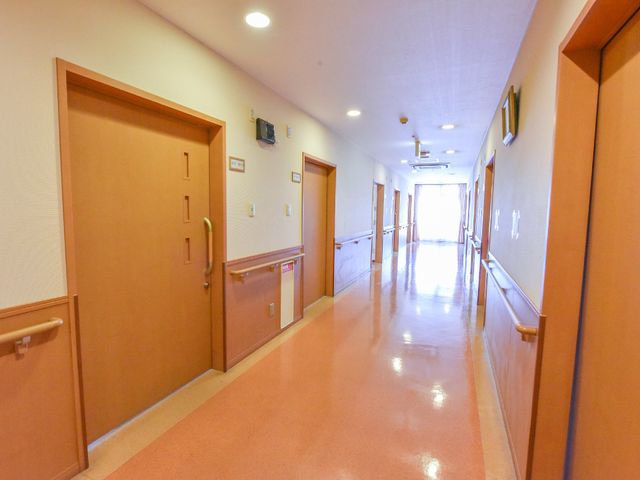 清潔感のある廊下 通路 手すりが設置された安心の通路です。利用者の移動を考慮した、ゆったりとした造りになっています。