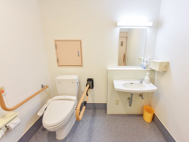 バリアフリートイレ トイレ 手すりが充実した清潔なトイレです。日々の快適な生活を支援する設備が整っています。