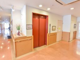 廊下とエレベーターの風景