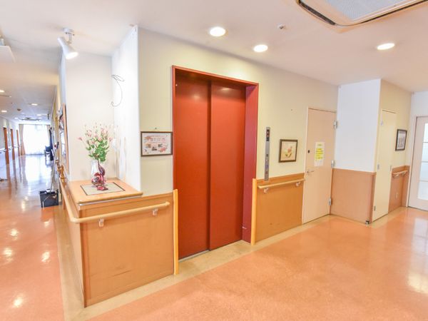 廊下とエレベーターの風景
