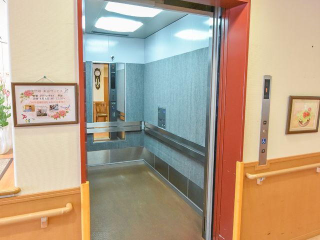 バリアフリーなエレベーター エレベーター 手すりがついたエレベーターは、ゆとりのある移動を支援します。すべりにくい床材で安全に配慮されています。