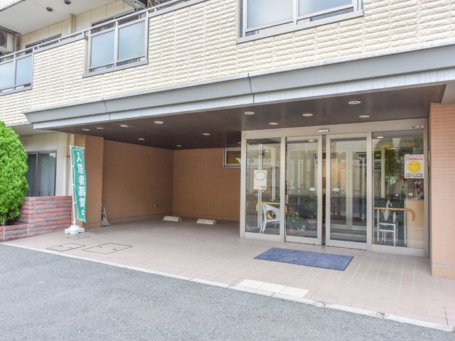 エントランスの外観 玄関出入口 ガラス張りのエントランスは、明るい自然光が差し込む開放的な空間です。訪れる皆様を温かく迎え入れます。