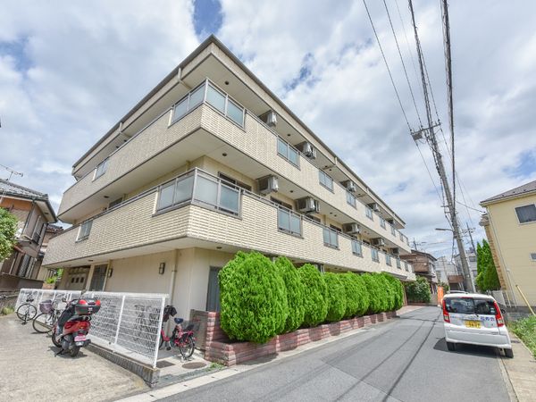 明るい外観の建物