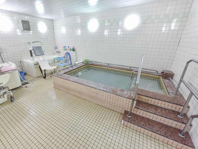 清潔な浴室設備 浴槽 手すりがついた浴槽で、安心して入浴いただけます。水の中でリラックスしながら、ゆったりとした時間をお過ごし頂ける空間です。