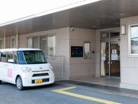 送迎車と入口の外観  