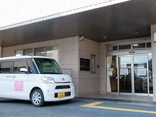 送迎車のあるエントランス  