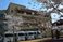桜が咲く建物の外観