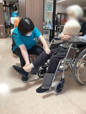 ケア中の職員と利用者