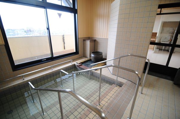 湯槽と窓のある室内