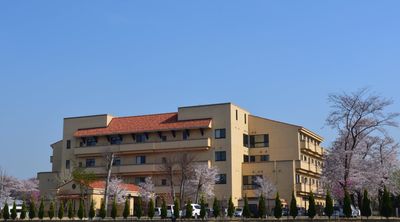 桜に囲まれた建物の外観