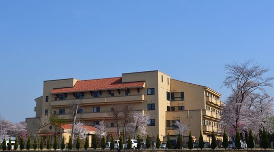 桜に囲まれた建物の外観