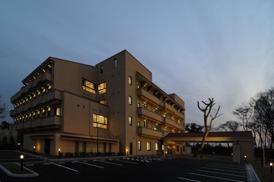 落ち着いた色合いの外観