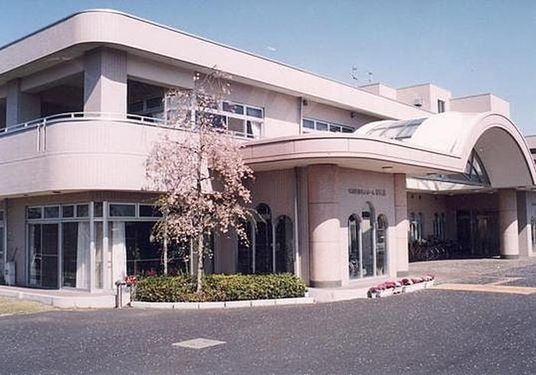 優雅な出入口外観
