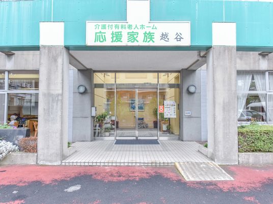 入り口が開放的な施設