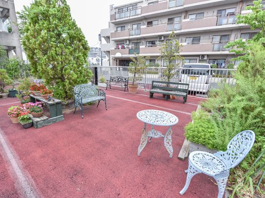 緑豊かな施設の中庭