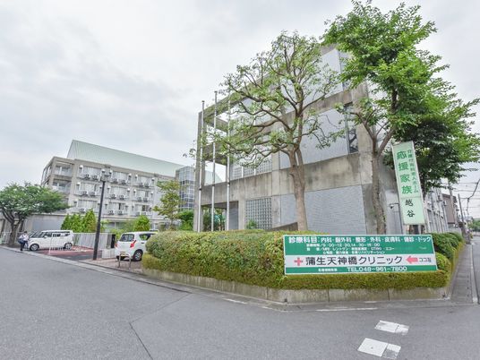 緑豊かな施設外観