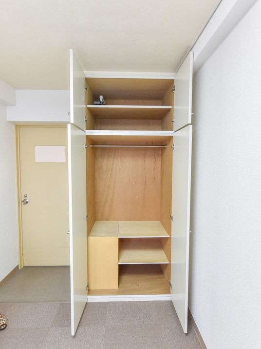 空のクローゼット内観