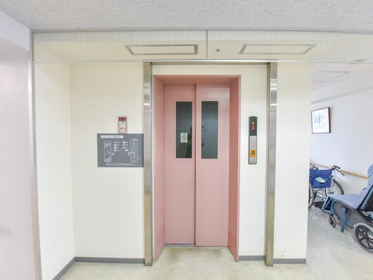 廊下のエレベーター前