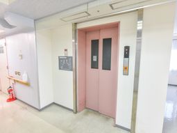 ピンクのエレベーター扉