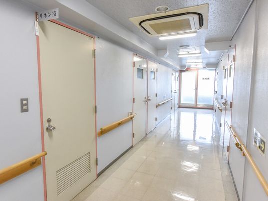 明るい清潔な廊下