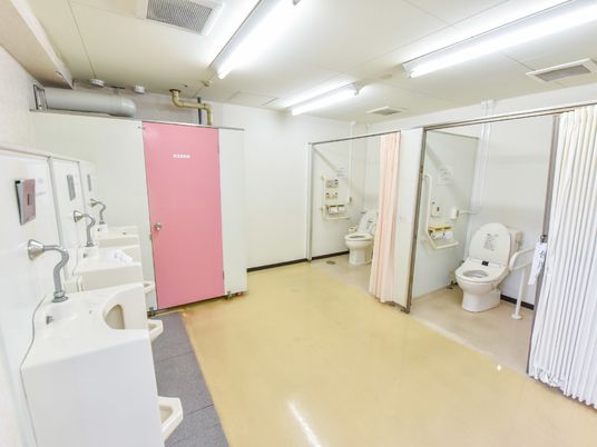 清潔な洗面所とトイレ