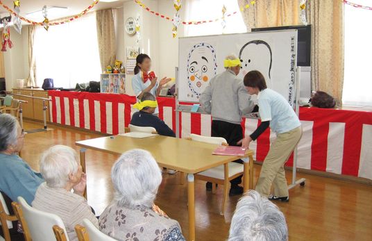 笑顔のスタッフと利用者が集う部屋