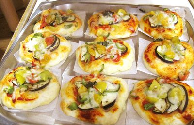 焼き上がった料理のトレー