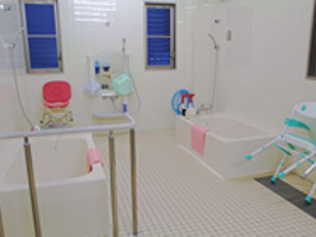 ゆとりある快適浴室 浴室 ゆったりとした浴室には、安全に配慮した手すりや座るための椅子が設置されており、安心してお使いいただけます。