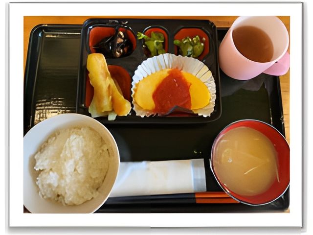 温かい雰囲気の食堂 食堂 献立は栄養バランスを考えたもので、お食事の時間も楽しいひとときになっています。