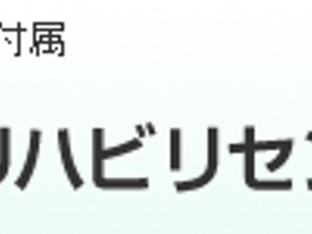 居心地の良いリビングエリア リビング 広々とした快適な空間で、皆様が寛ぎの時間を過ごされており、共有スペースに自然光が差し込んでいます。