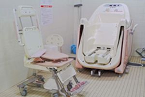 広々とした洗練された浴室